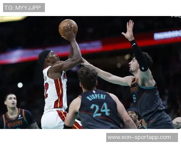 阿德巴约半场表现出色10投7中贡献16分5篮板助力球队高效终结比赛