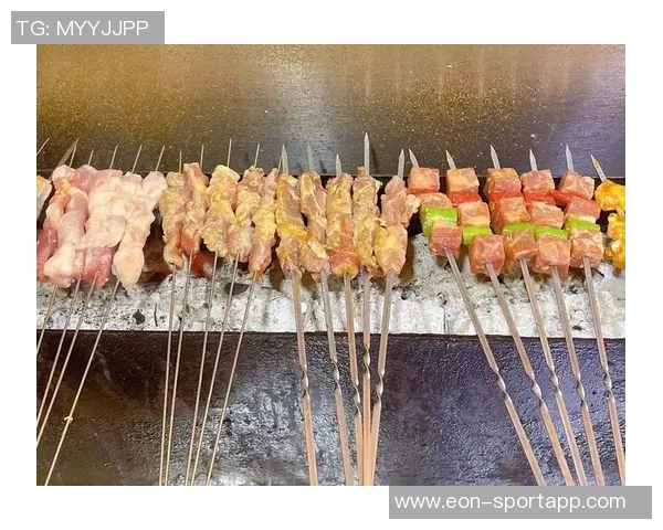 媒体人分享与亚当斯赛后夜宵合影羊肉串烧烤尽享美味时光