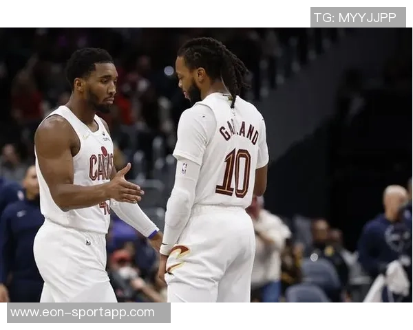 米切尔半场表现平平仅得13分3助攻失误和犯规影响发挥